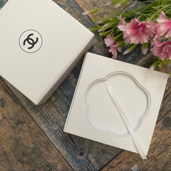 CHANEL - Camelia Porcelain Paper Weight - Picture 10 of 10